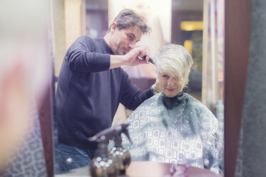 Senior woman getting new hair cut - FRF000151