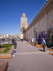 Marokko, Marrakesch, Medina, Straßenverkäufer in der Kasbah-Moschee - AMF003458