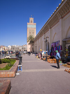 Marokko, Marrakesch, Medina, Straßenverkäufer in der Kasbah-Moschee - AMF003458