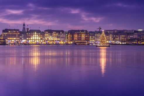 Deutschland, Hamburg, Skyline der Innenstadt mit beleuchtetem Weihnachtsbaum auf der Alster - NKF000208