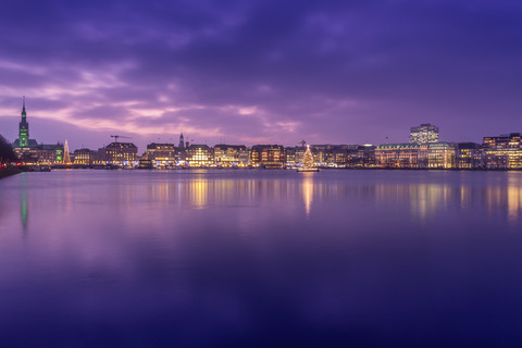 Deutschland, Hamburg, Skyline der Innenstadt mit beleuchtetem Weihnachtsbaum auf der Alster, lizenzfreies Stockfoto