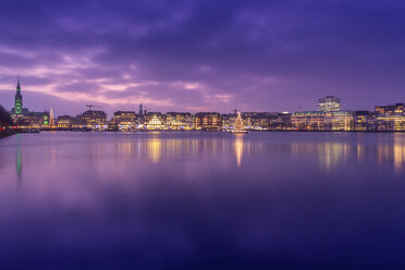 Deutschland, Hamburg, Skyline der Innenstadt mit beleuchtetem Weihnachtsbaum auf der Alster - NKF000209