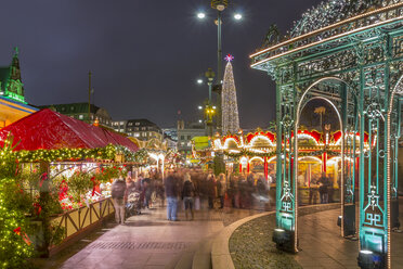 Deutschland, Hamburg, Menschen auf dem Weihnachtsmarkt vor dem Rathaus - NKF000212