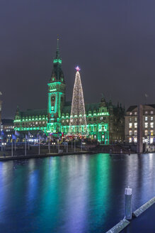 Deutschland, Hamburg, Stahl-Weihnachtsbaum auf dem Markt vor dem beleuchteten Rathaus - NKF000211
