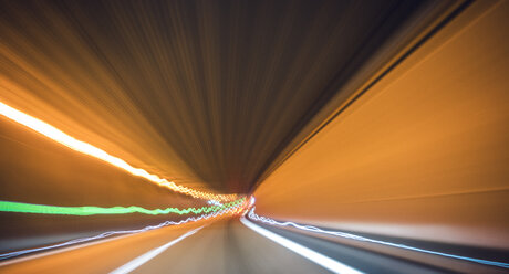Langzeitbelichtung eines Autobahntunnels bei Nacht - FLF000610