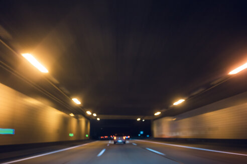 Langzeitbelichtung eines Autobahntunnels bei Nacht - FLF000611