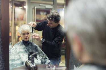 Ältere Frau erhält neuen Haarschnitt - FRF000153