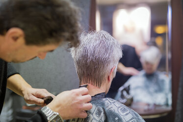 Ältere Frau erhält neuen Haarschnitt, Friseur rasiert Nacken - FRF000152