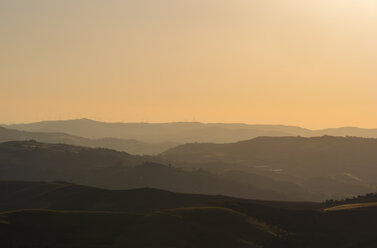 Italien, Sizilien, Provinz Enna, Blick von Enna auf die hügelige Landschaft in der Abenddämmerung - AMF003471