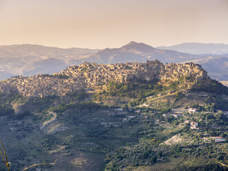 Italien, Sizilien, Provinz Enna, Blick von Enna auf das Bergdorf Calascibetta - AMF003472