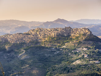 Italy, Sicily, Province of Enna, view from Enna to mountain village Calascibetta - AMF003472