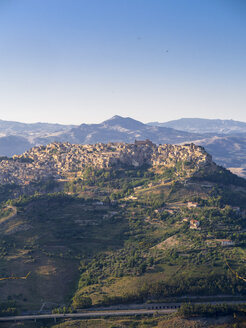Italien, Sizilien, Provinz Enna, Blick von Enna auf das Bergdorf Calascibetta - AM003473