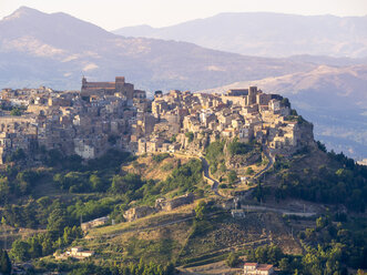 Italien, Sizilien, Provinz Enna, Blick von Enna auf das Bergdorf Calascibetta - AMF003474