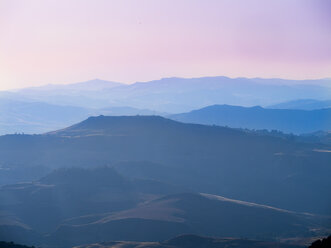 Italien, Sizilien, Provinz Enna, Blick von Enna auf die hügelige Landschaft in der Abenddämmerung - AMF003475