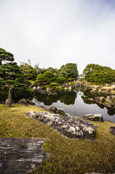 Japan, Kyoto, Schloss Nijo, Teich im Schlosspark - THAF001090