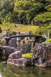 Japan, Kyoto, Schloss Nijo, Brücke im Schlosspark - THAF001093