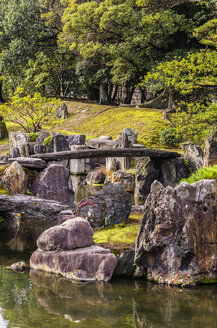 Japan, Kyoto, Schloss Nijo, Brücke im Schlosspark - THAF001093
