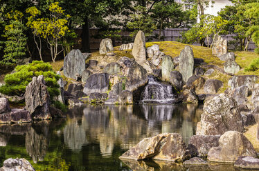 Japan, Kyoto, Schloss Nijo, Teich im Schlosspark - THAF001094