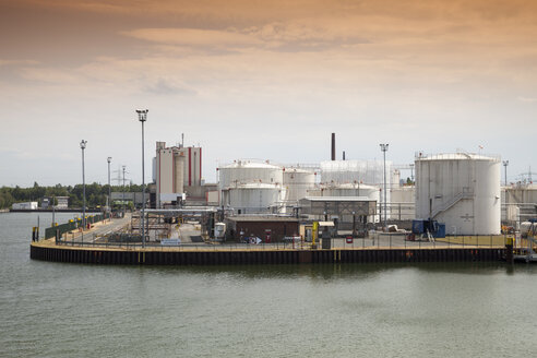 Deutschland, Ruhrgebiet, Gelsenkirchen, Gastanks im Industriehafen - WIF001188