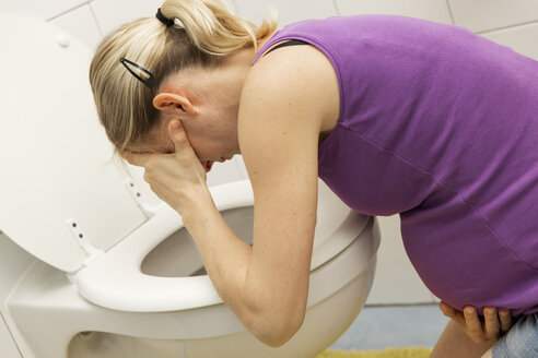 Pregnant woman vomiting - MIDF000013