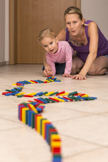 Mutter und Tochter mit einer Reihe von Dominosteinen - MIDF000015