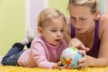 Mutter und Tochter mit kleinem Globus - MIDF000016