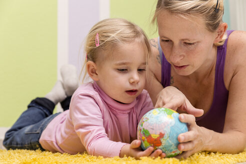 Mother and daughter with small globe - MIDF000016