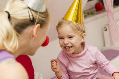 Mutter und Tochter feiern Geburtstag - MIDF000017