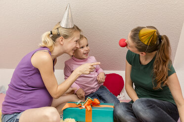 Zwei Frauen und ein Mädchen feiern Geburtstag - MIDF000018
