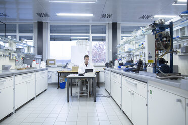 Chemiker bei der Arbeit im Labor - SGF001243