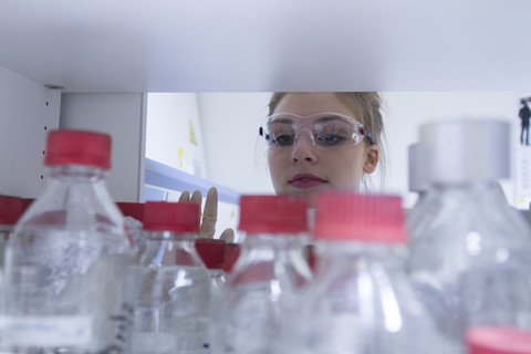 Biologe im Labor bei der Untersuchung von Flaschen, lizenzfreies Stockfoto