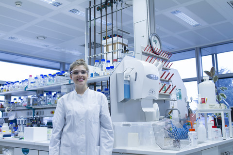 Porträt einer selbstbewussten Biologin im Labor, lizenzfreies Stockfoto