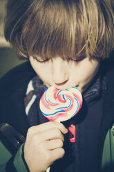 Kleiner Junge mit Lollipop - SARF001168