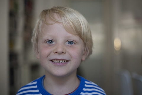 Porträt eines lächelnden kleinen Jungen, lizenzfreies Stockfoto