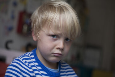 Porträt eines wütenden kleinen Jungen - RB002191