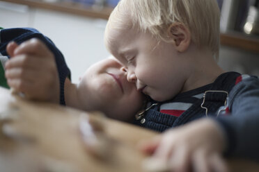 Zwei kleine Brüder kuscheln zu Hause - RB002204