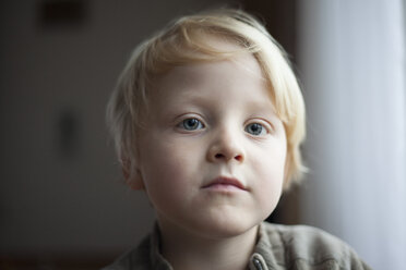 Porträt eines blonden kleinen Jungen - RB002207
