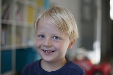 Porträt eines lächelnden kleinen Jungen zu Hause - RB002209