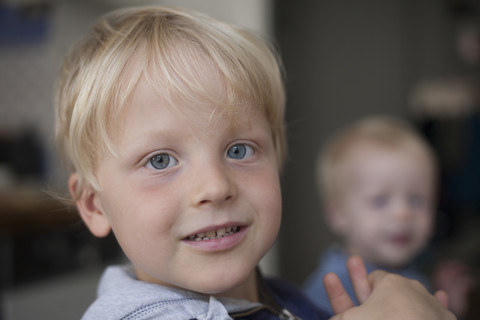 Porträt eines lächelnden kleinen Jungen zu Hause, lizenzfreies Stockfoto