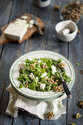 Gericht aus Feldsalat, Valerianella locusta, mit Walnüssen und Feta - SBDF001542