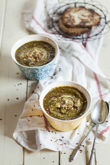 Schüsseln mit Saag, gewürzt mit Chiliflocken auf Tuch - SBDF001537