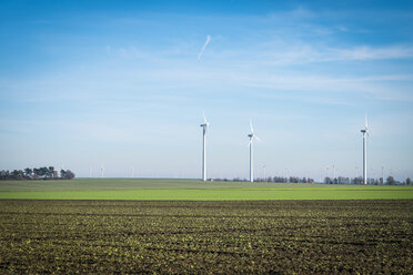 Deutschland, Sachsen-Anhalt, Mansfelder Land, Windkraftanlagen auf einem Feld - ABAF001594