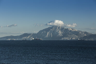 Spanien, Andalusien, Tarifa, Frachtschiffe passieren die Straße von Gibraltar vor dem Berg Moses - KBF000257