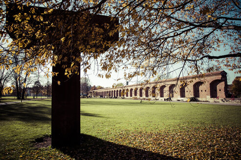 Deutschland, Bayern, Ingolstadt, Klenzepark, Stahlskulptur und Stadtmauer - MABF000295