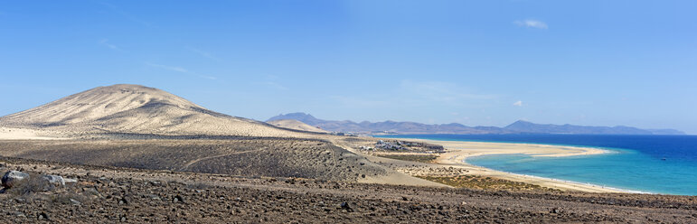 Spain, Canary Islands, Fuerteventura, Risco del Paso, view to Playa de Sotavento - MABF000297