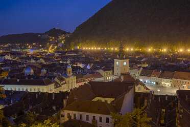 Rumänien, Brasov, Stadtbild mit Rathausplatz bei Nacht - MABF000298