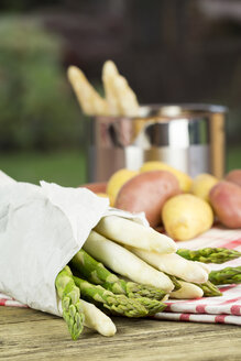 Green and white asparagus on wooden table - JUNF000100