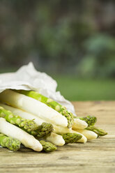 Green and white asparagus on wooden table - JUNF000101