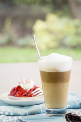 Latte Macchiato und Erdbeertörtchen - JUNF000109