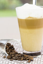 Latte Macchiato und Glas Kaffeebohnen auf Tuch - JUNF000110